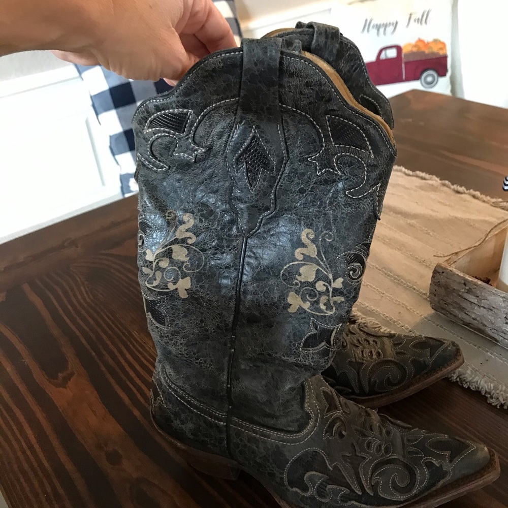 Black size 6 cowgirl boots / Corral
